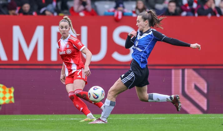 GER, Munich, FC Bayern Munich vs Hamburger SV, Google Pixel Womens Bundesliga, Football, DFB, Season 2025 2026, FC Bayern Campus, 13 Matchday, pictured from l Giulia Gwinn Bayern Munich 7 , Emilia Hirche Hamburger SV Women 20 , Flank DFB DFL REGULATIONS PROHIBIT ANY USE OF PHOTOGRAPHS AS IMAGE SEQUENCES AND OR QUASI VIDEO, 14 12 2025 Copyright: HMBxMedia HendrikxHamelau