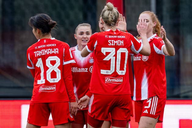 The Munich women celebrate with Klara Buehl FC Bayern Muenchen Frauen, 17 their goal for 3 0 GER, FC Bayern Muenchen Frauen vs Hamburger SV, Football, Google Pixel Frauen Bundesliga, 13 Matchday, Season 2025 2026, 14 12 2025 DFL DFB REGULATIONS PROHIBIT ANY USE OF PHOTOGRAPHS as IMAGE SEQUENCES and or QUASI VIDEO GER, FC Bayern Muenchen Frauen vs Hamburger SV, Football, Google Pixel Frauen Bundesliga, 13 Spieltag, Saison 2025 2026, 14 12 2025 Muenchen Copyright: xEibner-Pressefoto HeikexFeinerx EP_HFR