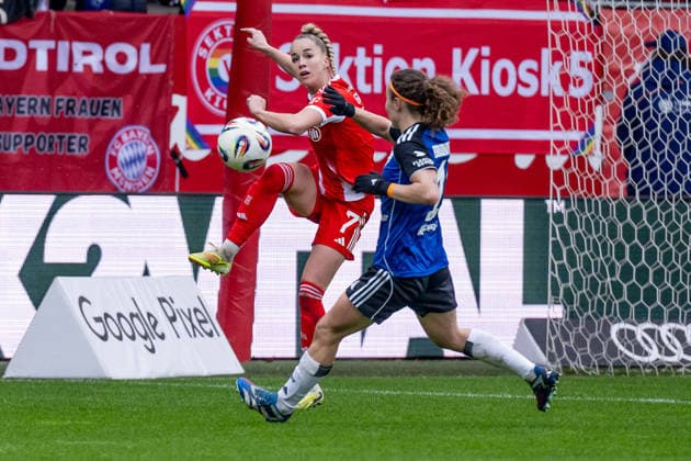 Giulia Gwinn FC Bayern Muenchen Frauen, 07 klaert vor Melanie Brunnthaler Hamburger SV, 11 GER, FC Bayern Muenchen Frauen vs Hamburger SV, Fußball, Google Pixel Frauen Bundesliga, 13 Spieltag, Saison 2025 2026, 14 12 2025 DFL DFB REGULATIONS PROHIBIT ANY USE OF PHOTOGRAPHS as IMAGE SEQUENCES and or QUASI VIDEO GER, FC Bayern Muenchen Frauen vs Hamburger SV, Football, Google Pixel Frauen Bundesliga, 13 Spieltag, Saison 2025 2026, 14 12 2025 Muenchen Copyright: xEibner-Pressefoto HeikexFeinerx EP_HFR