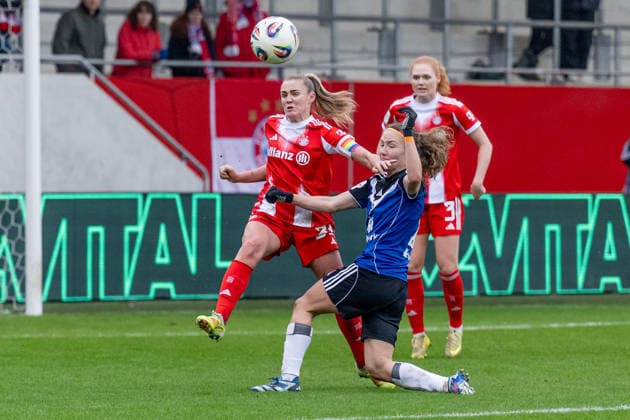 Fight for the ball duel between Georgia Stanway FC Bayern Muenchen Frauen, 31 and Melanie Brunnthaler Hamburger SV, 11 GER, FC Bayern Muenchen Frauen vs Hamburger SV, Soccer, Google Pixel Womens Bundesliga, Matchday 13, Season 2025 2026, 14 12 2025 DFL DFB REGULATIONS PROHIBIT ANY USE OF PHOTOGRAPHS as IMAGE SEQUENCES and or QUASI VIDEO GER, FC Bayern Muenchen Frauen vs Hamburger SV, Football, Google Pixel Frauen Bundesliga, 13 Spieltag, Saison 2025 2026, 14 12 2025 Muenchen Copyright: xEibner-Pressefoto HeikexFeinerx EP_HFR