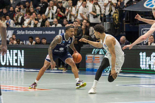 GER, easy Credit Basketball Bundesliga, Syntainics MBC Basketball Löwen Braunschweig 14 12 2025, Stadthalle, Weißenfels, GER, easy Credit Basketball Bundesliga, Syntainics MBC Basketball Löwen Braunschweig Charles Callison Syntainics MBC, 23 , Adrian Worthy Basketball Löwen Braunschweig, 0 Â Photo Alexander Trienitz Weißenfels Stadthalle Sachsen Anhalt Germany