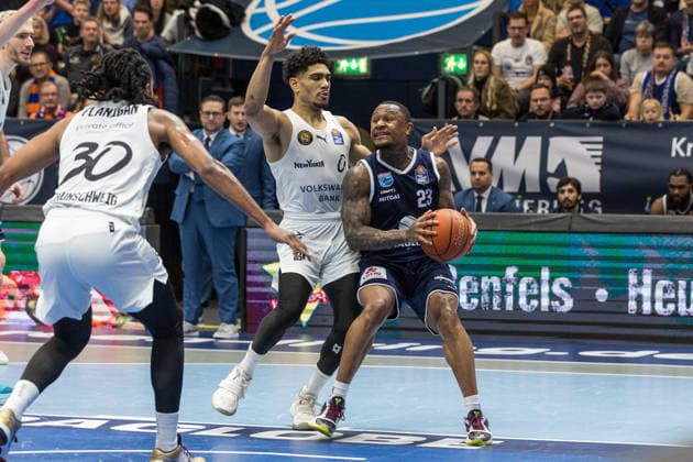 GER, easy Credit Basketball Bundesliga, Syntainics MBC Basketball Löwen Braunschweig 14 12 2025, Stadthalle, Weißenfels, GER, easy Credit Basketball Bundesliga, Syntainics MBC Basketball Löwen Braunschweig Charles Callison Syntainics MBC, 23 , Adrian Worthy Basketball Löwen Braunschweig, 0 Â Photo Alexander Trienitz Weißenfels Stadthalle Sachsen Anhalt Germany