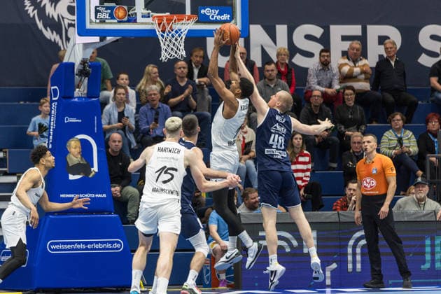 GER, easy Credit Basketball Bundesliga, Syntainics MBC Basketball Löwen Braunschweig 14 12 2025, Stadthalle, Weißenfels, GER, easy Credit Basketball Bundesliga, Syntainics MBC Basketball Löwen Braunschweig David NGuessan Basketball Löwen Braunschweig, 1 , Collin Welp Syntainics MBC, 40 Â Photo Alexander Trienitz Weißenfels Stadthalle Sachsen Anhalt Germany