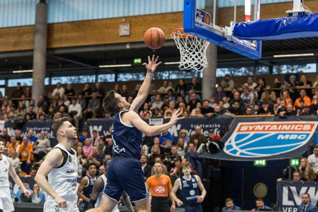 GER, easy Credit Basketball Bundesliga, Syntainics MBC Basketball Löwen Braunschweig 14 12 2025, Stadthalle, Weißenfels, GER, easy Credit Basketball Bundesliga, Syntainics MBC Basketball Löwen Braunschweig Spencer Reaves Syntainics MBC, 31 , Ferdinand Zylka Basketball Löwen Braunschweig, 6 Â Photo Alexander Trienitz Weißenfels Stadthalle Sachsen Anhalt Germany
