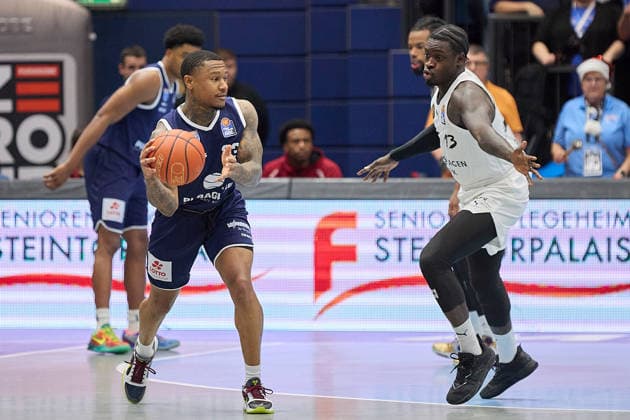 Charles Callison MBC, 23 , Barra Njie Braunschweig, 13 , Syntainics MBC vs Basketball Löwen Braunschweig, Basketball, Bundesliga, Maenner, Saison 2025 26, 10 Spieltag, 14 12 2025 Weissenfels Stadthalle Sachsen Anhalt Germany