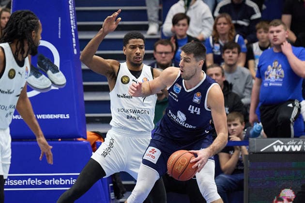David N Guessan Braunschweig, 1 , Jure Planinic MBC, 44 , Syntainics MBC vs Basketball Löwen Braunschweig, Basketball, Bundesliga, Maenner, Saison 2025 26, 10 Spieltag, 14 12 2025 Weissenfels Stadthalle Sachsen Anhalt Germany