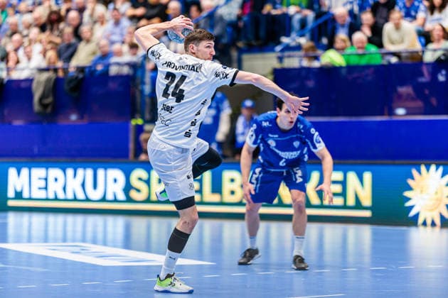 Lukas Zerbe THW Kiel, 24 on seven-meter 7 meter throw GER, TBV Lemgo Lippe vs THW Kiel, Handball, 1 Bundesliga, 17 Matchday, Season 2025 2026, 14 12 2025 GER, TBV Lemgo Lippe vs THW Kiel, Handball, 1 Bundesliga, 17 Matchday, Season 2025 2026, 14 12 2025 Lemgo Copyright: xEibner-Pressefoto JanxRollingerx EP_JSK