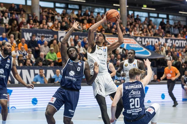 GER, easy Credit Basketball Bundesliga, Syntainics MBC Basketball Löwen Braunschweig 14 12 2025, Stadthalle, Weißenfels, GER, easy Credit Basketball Bundesliga, Syntainics MBC Basketball Löwen Braunschweig David NGuessan Basketball Löwen Braunschweig, 1 , Khyri Thomas Syntainics MBC, 0 Â Photo Alexander Trienitz Weißenfels Stadthalle Sachsen Anhalt Germany