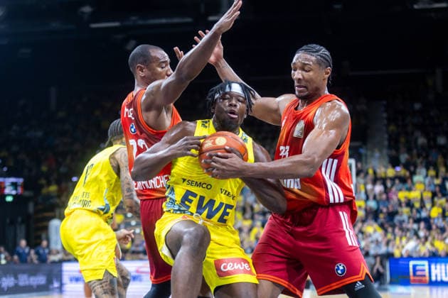 Oldenburg, Lower Saxony, DEU, 14 12 2025, Brian Fobbs center, EWE Baskets Oldenburg , Isiaha Mike left, FC Bayern Munich Basketball and David McCormack right, FC Bayern Munich Basketball EWE Baskets Oldenburg vs FC Bayern Munich Basketball 1 Basketball Bundesliga Season 2025 2026, 10 Matchday, Big EWE Arena EWE Baskets Oldenburg vs FC Bayern Munich Basketball www.andreas-burmann.de