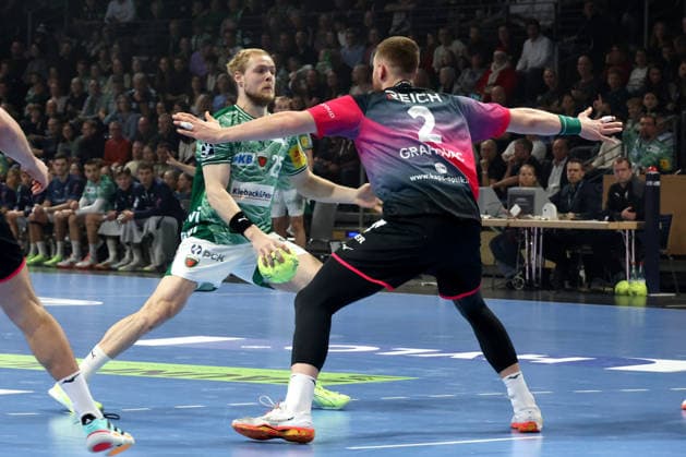 DEU, DHB, 1 HBL, Fuechse Berlin vs Wetzlar, 14 12 2025, Max Schmeling Halle, Berlin, DEU, DHB, 1 HBL, Fuechse Berlin vs Wetzlar, in the picture Matthes Langhoff Fuechse Berlin 25 , Nikola Grahovac HSG Wetzlar 2 nordphotoxGmbHx xEngler nph00076