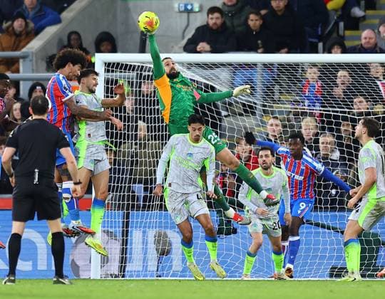 Gianluigi Donnarumma of Manchester City makes a save Crystal Palace v Manchester City, Premier League, Football, Selhurst Park, London, UK - 14 Dec 2025London Selhurst Park United Kingdom EDITORIAL USE ONLY No use with unauthorised audio, video, data, fixture lists, club league logos or live services. Online in-match use limited to 120 images, no video emulation. No use in betting, games or single club league player publications. Copyright: xMichaelxZemanek Shutterstockx 16081573bi