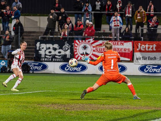 Laura Donhauser 1 FC Koeln, 25 on the shot on goal that Jasmin Janning FC Carl Zeiss Jena Frauen, 01 can hold 1 FC Koeln vs FC Carl Zeiss Jena, Football, Womens Bundesliga, Google Pixel Womens Bundesliga, Matchday 13, Season 2025 2026, 14 12 2025 DFB REGULATES PROHIBIT ANY USE OF PHOTOGRAPHS AS IMAGE SEQUENCES AND OR QUASI VIDEO, 1 FC Koeln vs FC Carl Zeiss Jena, Football, Womens Bundesliga, Google Pixel Womens Bundesliga, Matchday 13, Season 2025 2026, 14 12 2025 Koeln Copyright: xEibner-Pressefoto DamianxKruczynx EP_DKI