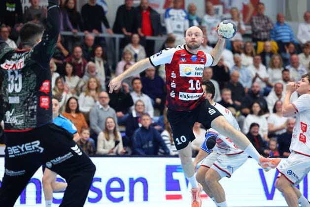 Goal throw by Maximilian Lux HSG Nordhorn Lingen, 10 GER, TV Huettenberg vs HSG Nordhorn Lingen, 2 Handball Bundesliga, Matchday 15, Season 2025 2026, 14 12 2025 GER, TV Huettenberg vs HSG Nordhorn Lingen, 2 Handball Bundesliga, Matchday 15, Season 2025 2026, 14 12 2025 Huettenberg Copyright: xEibner-Pressefoto RenexWeissx EP_RWS