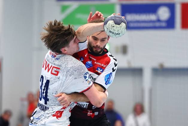 Paul Kompenhans TV Huettenberg, 34 in duel Bjoern Zintel HSG Nordhorn Lingen, 23 GER, TV Huettenberg vs HSG Nordhorn Lingen, 2 Handball Bundesliga, Matchday 15, Season 2025 2026, 14 12 2025 GER, TV Huettenberg vs HSG Nordhorn Lingen, 2 Handball Bundesliga, Matchday 15, Season 2025 2026, 14 12 2025 Huettenberg Copyright: xEibner-Pressefoto RenexWeissx EP_RWS