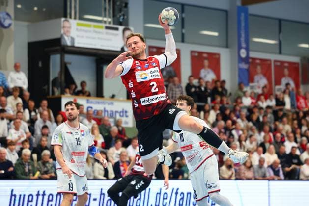 Goal throw by Frieder Bandlow HSG Nordhorn Lingen, 02 GER, TV Huettenberg vs HSG Nordhorn Lingen, 2 Handball Bundesliga, Matchday 15, Season 2025 2026, 14 12 2025 GER, TV Huettenberg vs HSG Nordhorn Lingen, 2 Handball Bundesliga, Matchday 15, Season 2025 2026, 14 12 2025 Huettenberg Copyright: xEibner-Pressefoto RenexWeissx EP_RWS