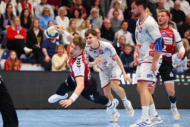 Goal throw Elias Ruddat HSG Nordhorn Lingen, 24 GER, TV Huettenberg vs HSG Nordhorn Lingen, 2 Handball Bundesliga, Matchday 15, Season 2025 2026, 14 12 2025 GER, TV Huettenberg vs HSG Nordhorn Lingen, 2 Handball Bundesliga, Matchday 15, Season 2025 2026, 14 12 2025 Huettenberg Copyright: xEibner-Pressefoto RenexWeissx EP_RWS