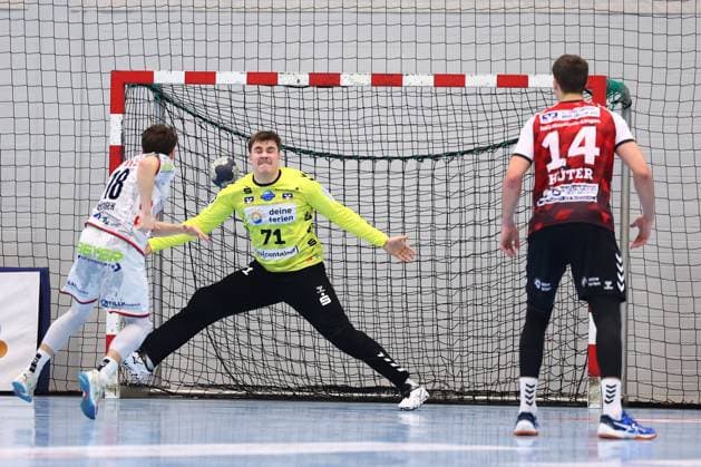 Luca Tschentscher HSG Nordhorn Lingen, 71 on a seven-meter penalty against Tim Ruediger TV Huettenberg, 18 GER, TV Huettenberg vs HSG Nordhorn Lingen, 2 Handball Bundesliga, Matchday 15, Season 2025 2026, 14 12 2025 GER, TV Huettenberg vs HSG Nordhorn Lingen, 2 Handball Bundesliga, Matchday 15, Season 2025 2026, 14 12 2025 Huettenberg Copyright: xEibner-Pressefoto RenexWeissx EP_RWS