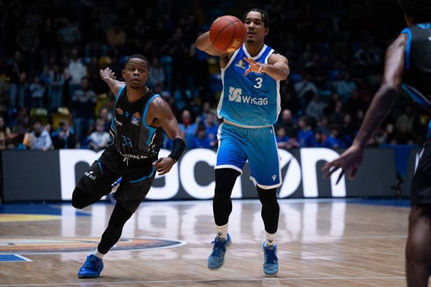 Garai Zeeb Frankfurt Skyliners, 03 , Eric Washington Science City Jena, 33 GER, BBL, Frankfurt Skyliners vs Science City Jena, SV Basketball, 1 Bundesliga, 10 Matchday, Season 2025 2026 14 12 2025 Eibner Pressefoto Attila Ziga GER, BBL, Frankfurt Skyliners vs Science City Jena, SV Basketball, 1 Bundesliga, 10 Matchday, Season 2025 2026 14 12 2025 Frankfurt am Main Copyright: xEibner-Pressefotox EP_AZA