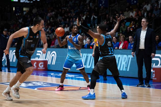 Alex Herrera Science City Jena, 41 , Isaiah Swope Frankfurt Skyliners, 01 GER, BBL, Frankfurt Skyliners vs Science City Jena, SV Basketball, 1 Bundesliga, Matchday 10, Season 2025 2026 14 12 2025 Eibner Pressefoto Attila Ziga GER, BBL, Frankfurt Skyliners vs Science City Jena, SV Basketball, 1 Bundesliga, Matchday 10, Season 2025 2026 14 12 2025 Frankfurt am Main Copyright: xEibner-Pressefotox EP_AZA