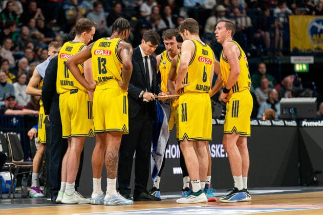 Alba in the huddle, Pedro Calles ALBA Berlin, coach gives instructions to players, Moses Wood ALBA Berlin, 11 , Jwan Roberts ALBA Berlin, 13 , Malte Delow ALBA Berlin, 06 , Justin Bean ALBA Berlin, 34 , GER, Veolia Towers Hamburg vs Alba Berlin, Basketball, Bundesliga, Matchday 10, 2025 2026 season, 14 12 2025 GER, Veolia Towers Hamburg vs Alba Berlin, Basketball, Bundesliga, Matchday 10, 2025 2026 season, 14 12 2025 Hamburg Copyright: xEibner-Pressefoto MaxxVincenx EP_MVN
