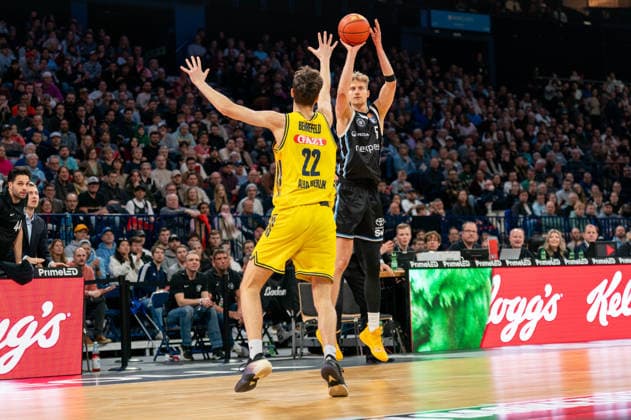 Zsombor Maronka Veolia Towers Hamburg, 05 on throw, Nevio Bennefeld ALBA Berlin, 22 , GER, Veolia Towers Hamburg vs Alba Berlin, Basketball, Bundesliga, Matchday 10, Season 2025 2026, 14 12 2025 GER, Veolia Towers Hamburg vs Alba Berlin, Basketball, Bundesliga, Matchday 10, Season 2025 2026, 14 12 2025 Hamburg Copyright: xEibner-Pressefoto MaxxVincenx EP_MVN