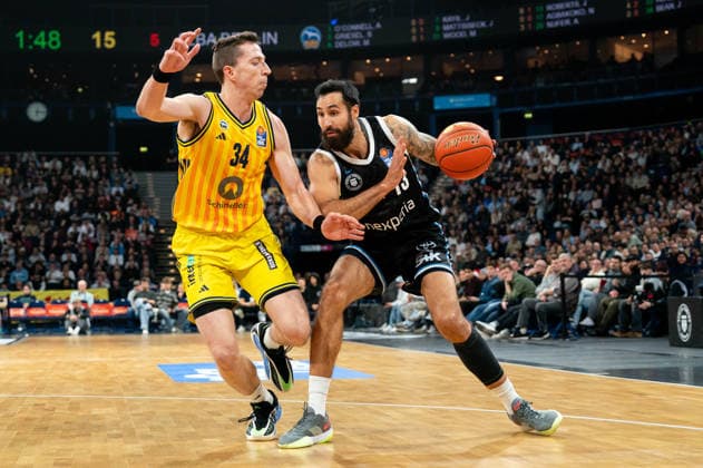 Martin Breunig Veolia Towers Hamburg, 13 dribbling against Justin Bean ALBA Berlin, 34 , GER, Veolia Towers Hamburg vs Alba Berlin, Basketball, Bundesliga, Matchday 10, Season 2025 2026, 14 12 2025 GER, Veolia Towers Hamburg vs Alba Berlin, Basketball, Bundesliga, Matchday 10, Season 2025 2026, 14 12 2025 Hamburg Copyright: xEibner-Pressefoto MaxxVincenx EP_MVN