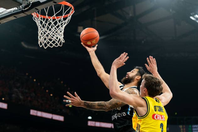 Martin Breunig Veolia Towers Hamburg, 13 on a lay-up against Alex OConnell ALBA Berlin, 03 , GER, Veolia Towers Hamburg vs Alba Berlin, Basketball, Bundesliga, Matchday 10, Season 2025 2026, 14 12 2025 GER, Veolia Towers Hamburg vs Alba Berlin, Basketball, Bundesliga, Matchday 10, Season 2025 2026, 14 12 2025 Hamburg Copyright: xEibner-Pressefoto MaxxVincenx EP_MVN