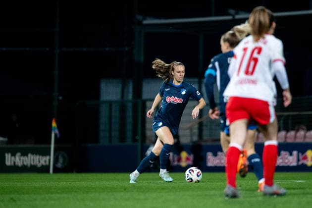 Jamilla Rankin TSG Hoffenheim, 05 on the ball, in front Annabel Schasching RB Leipzig, 16 , GER, RB Leipzig vs TSG 1899 Hoffenheim, Football Google Pixel Women Bundesliga, Matchday 13, Season 2025 2026, 14 12 2025 DFB regulations prohibit any use of photographs as image sequences and or quasi video GER, RB Leipzig vs TSG 1899 Hoffenheim, Football Google Pixel Women Bundesliga, Matchday 13, Season 2025 2026, 14 12 2025 Leipzig Copyright: xEibner-Pressefoto Memmlerx EP_MMR