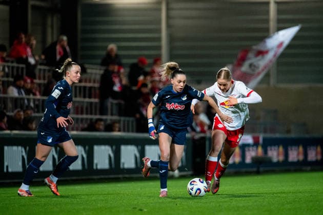 Jill Janssens TSG Hoffenheim, 09 in duel with Emilia Kiaer Asgeirsdottir RB Leipzig, 08 , GER, RB Leipzig vs TSG 1899 Hoffenheim, Football Google Pixel Womens Bundesliga, Matchday 13, Season 2025 2026, 14 12 2025 DFB regulations prohibit any use of photographs as image sequences and or quasi video GER, RB Leipzig vs TSG 1899 Hoffenheim, Football Google Pixel Womens Bundesliga, Matchday 13, Season 2025 2026, 14 12 2025 Leipzig Copyright: xEibner-Pressefoto Memmlerx EP_MMR