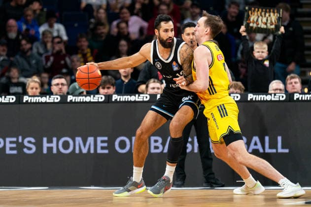 Martin Breunig Veolia Towers Hamburg, 13 dribbling against Moses Wood ALBA Berlin, 11 , GER, Veolia Towers Hamburg vs Alba Berlin, Basketball, Bundesliga, Matchday 10, Season 2025 2026, 14 12 2025 GER, Veolia Towers Hamburg vs Alba Berlin, Basketball, Bundesliga, Matchday 10, Season 2025 2026, 14 12 2025 Hamburg Copyright: xEibner-Pressefoto MaxxVincenx EP_MVN