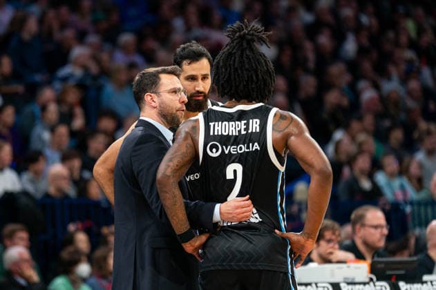 Benka Barloschky Veolia Towers Hamburg, coach gives instructions to players, Martin Breunig Veolia Towers Hamburg, 13 and Leonard Thorpe Jr Veolia Towers Hamburg, 02 , GER, Veolia Towers Hamburg vs Alba Berlin, Basketball, Bundesliga, Matchday 10, Season 2025 2026, 14 12 2025 GER, Veolia Towers Hamburg vs Alba Berlin, Basketball, Bundesliga, Matchday 10, Season 2025 2026, 14 12 2025 Hamburg Copyright: xEibner-Pressefoto MaxxVincenx EP_MVN