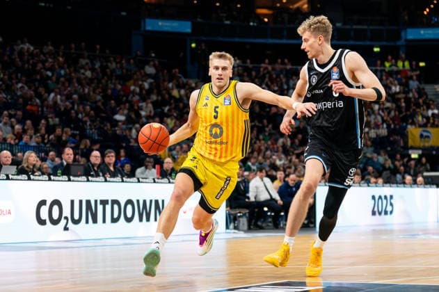 Sam Griesel ALBA Berlin, 05 dribbling, Zsombor Maronka Veolia Towers Hamburg, 05 , GER, Veolia Towers Hamburg vs Alba Berlin, Basketball, Bundesliga, Matchday 10, Season 2025 2026, 14 12 2025 GER, Veolia Towers Hamburg vs Alba Berlin, Basketball, Bundesliga, Matchday 10, Season 2025 2026, 14 12 2025 Hamburg Copyright: xEibner-Pressefoto MaxxVincenx EP_MVN
