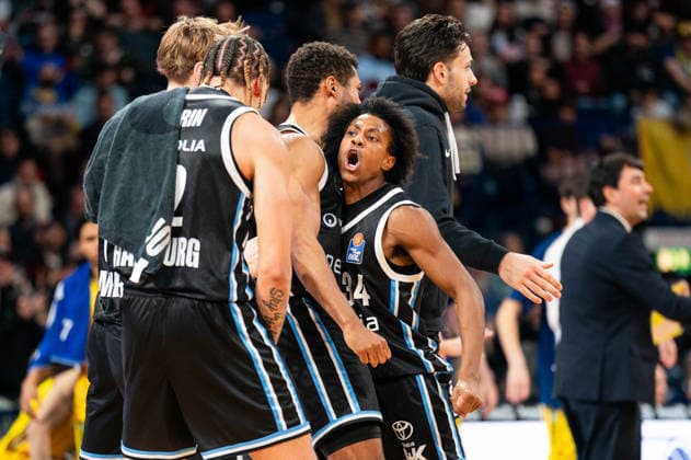 Ross Williams Veolia Towers Hamburg, 34 cheers with Kenneth Ogbe Veolia Towers Hamburg, 25 and Zacharie Perrin Veolia Towers Hamburg, 52 , GER, Veolia Towers Hamburg vs Alba Berlin, Basketball, Bundesliga, Matchday 10, Season 2025 2026, 14 12 2025 GER, Veolia Towers Hamburg vs Alba Berlin, Basketball, Bundesliga, Matchday 10, Season 2025 2026, 14 12 2025 Hamburg Copyright: xEibner-Pressefoto MaxxVincenx EP_MVN
