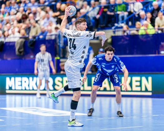 Lukas Zerbe THW Kiel, 24 on seven-meter 7 meter throw GER, TBV Lemgo Lippe vs THW Kiel, Handball, 1 Bundesliga, 17 Matchday, Season 2025 2026, 14 12 2025 GER, TBV Lemgo Lippe vs THW Kiel, Handball, 1 Bundesliga, 17 Matchday, Season 2025 2026, 14 12 2025 Lemgo Copyright: xEibner-Pressefoto JanxRollingerx EP_JSK
