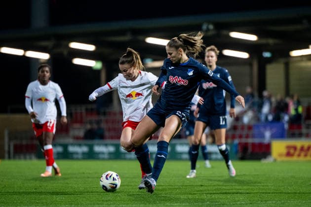Melissa Koessler TSG Hoffenheim, 25 in duel with Annabel Schasching RB Leipzig, 16 , GER, RB Leipzig vs TSG 1899 Hoffenheim, Football Google Pixel Womens Bundesliga, Matchday 13, Season 2025 2026, 14 12 2025 DFB regulations prohibit any use of photographs as image sequences and or quasi video GER, RB Leipzig vs TSG 1899 Hoffenheim, Football Google Pixel Womens Bundesliga, Matchday 13, Season 2025 2026, 14 12 2025 Leipzig Copyright: xEibner-Pressefoto Memmlerx EP_MMR