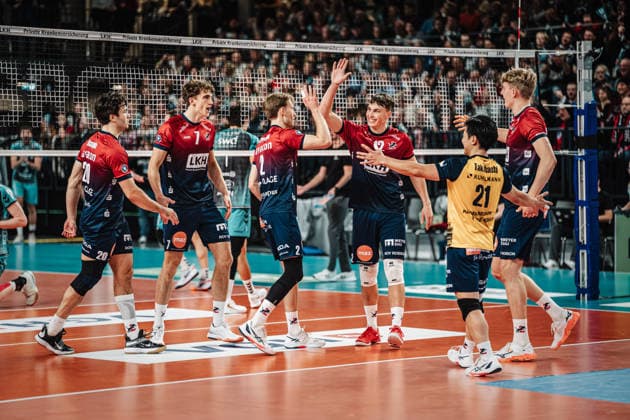 Volleyball Men Season 2025 2026 1 Volleyball Bundesliga Men DVV Cup Semi-Final SVG Lüneburg vs SWD powervolleys Düren 16 12 2025 Cheers for Lüneburg f l Ethan Champlin 20, SVG Lüneburg , Joscha Kunstmann 7, SVG Lüneburg , Daniel Gruvaeus 2, SVG Lüneburg , Santeri Välimaa 12, SVG Lüneburg , Sho Takahashi 21, SVG Lüneburg and Axel Valentin Enlund 17, SVG Lüneburg Lüneburg LKH Arena Niedersachsen Germany