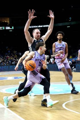 DEU, Basketball Champions League BCL , ALBA vs BC Sabah, 16 12 2025, Uber Arena, Berlin, DEU, Basketball Champions League BCL , ALBA vs BC Sabah, pictured Bennet Hundt ALBA Berlin 33 , Klaevs avars Sabah BC Bak 15 nordphotoxGmbHx xEngler nph00076