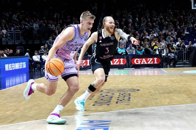 DEU, Basketball Champions League BCL , ALBA vs BC Sabah, 16 12 2025, Uber Arena, Berlin, DEU, Basketball Champions League BCL , ALBA vs BC Sabah, pictured Sam Griesel ALBA Berlin 5 , Hassani Gravett Sabah BC Bak 3 nordphotoxGmbHx xEngler nph00076