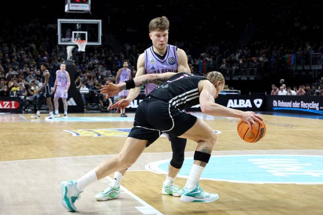 DEU, Basketball Champions League BCL , ALBA vs BC Sabah, 16 12 2025, Uber Arena, Berlin, DEU, Basketball Champions League BCL , ALBA vs BC Sabah, pictured Bennet Hundt ALBA Berlin 33 , Hassani Gravett Sabah BC Bak 3 nordphotoxGmbHx xEngler nph00076