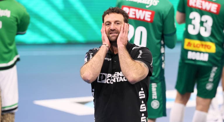 Dresden, 17 12 2025, Ballsportarena, Handball, DHB Pokal, Viertelfinale , SC DHfK Leipzig vs TBV Lemgo 27 35, Im Bild Lemgo celebrates the entry into the FinalFour Trainer Florian Kehrmann, TBV Lemgo , Nur zur redaktionellen Nutzung Only editorial use , DHB HBL regulations prohibit any use of photographs as image sequences and or quasi video ,