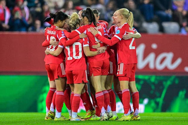 FC Bayern players with goal celebration, celebrate the goal, goal, celebration, jubilation over the goal to 1 0 by Momoko TANAKINAWA FC Bayern, FCB, 18 1 v li , optimistic, action, action, 17 12 2025, Munich Germany , Football, UEFA Womens Champions League, League Phase 6 Matchday, FC Bayern Munich Valerenga IF xslx