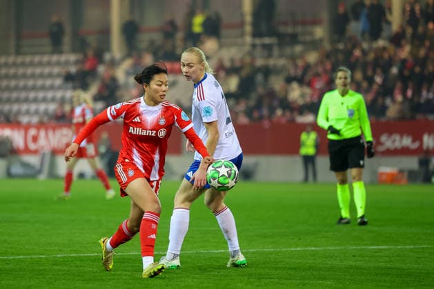 Momoko Tanikawa FC Bayern Muenchen, 18 with Saedis Run Heidarsdottir Valerenga IF, 19 , GER, FC Bayern Muenchen vs Valerenga IF, Football, UEFA Womens Champions League, League Phase, Matchday 6, 2025 2026 Season, 17 12 2025, GER, FC Bayern Muenchen vs Valerenga IF, Football, UEFA Womens Champions League, League Phase, Matchday 6, 2025 2026 Season, 17 12 2025 Muenchen Copyright: xEibner-Pressefoto JennixMaulx EP_JML