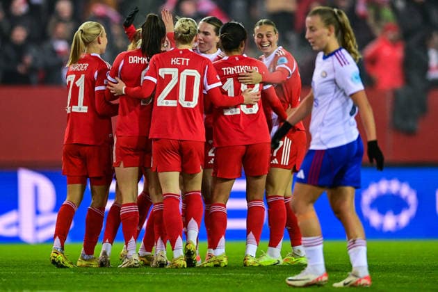 FC Bayern players celebrating the goal, celebrate the goal, goal, celebration, jubilation over the goal to 2 0 by Stine Ballisager PEDERSEN FC Bayern, FCB, 3 covered , optimistic, action, action, Stine BREKKEN Valerenga, 30 looking disappointed, disappointment, frustration, disappointed, pessimistic, 17 12 2025, Munich Germany , football, UEFA Womens Champions League, league phase 6 matchday, FC Bayern München Valerenga IF xslx