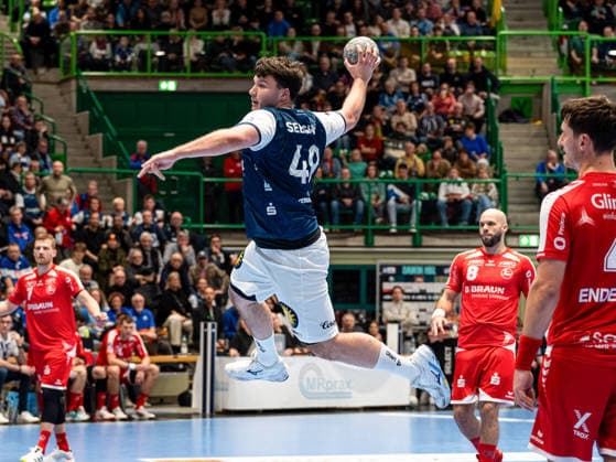 Aron Seesing Bergischer HC, 49 on jump shot Bergischer HC vs MT Melsungen, Handball, DHB Pokal, Quarter-final, Season 2025 2026, 18 12 2025 Bergischer HC vs MT Melsungen, Handball, DHB Pokal, Quarter-final, Season 2025 2026, 18 12 2025 Wuppertal Copyright: xEibner-Pressefoto DamianxKruczynx EP_DKI