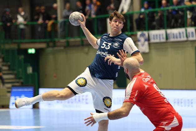GER, 1 DHB Cup, quarter-final, Bergischer HC vs MT Melsungen, 18 12 2025, Unihalle, Wuppertal, GER, 1 DHB Cup, quarter-final, Bergischer HC vs MT Melsungen, , in the picture Soeren Steinhaus BHC 53 , in a duel against Adrian Sipos MT Melsungen 8 , nordphotoxGmBHx xMeuter nph00351