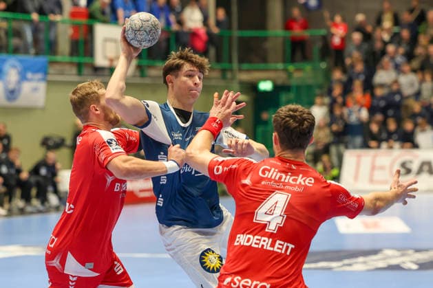 GER, 1 DHB Cup, quarter-final, Bergischer HC vs MT Melsungen, 18 12 2025, Unihalle, Wuppertal, GER, 1 DHB Cup, quarter-final, Bergischer HC vs MT Melsungen, , pictured Soeren Steinhaus BHC 53 , in a duel against David Mandić MT Melsungen 7 , Nikolaj Enderleit MT Melsungen 4 , nordphotoxGmBHx xMeuter nph00351