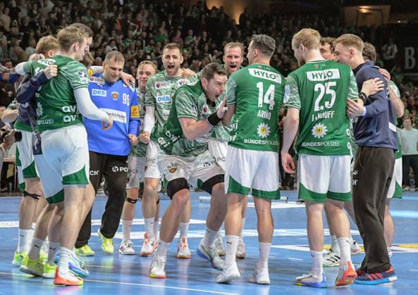18 12 2025, xlakx, Handball DHB Pokal 1 4 Final, Fuechse Berlin THW Kiel f l Mathias Gidsel Fuechse Berlin , Dejan Milosavljev Fuechse Berlin , Tobias Grondahl Fuechse Berlin , Nejc Cehte Fuechse Berlin , Mijajlo Marsenic Fuechse Berlin , Max Darj Fuechse Berlin , Arino Aitor Fuechse Berlin , Matthes Langhoff Fuechse Berlin , Lasse Ludwig Fuechse Berlin celebrating the victory Berlin