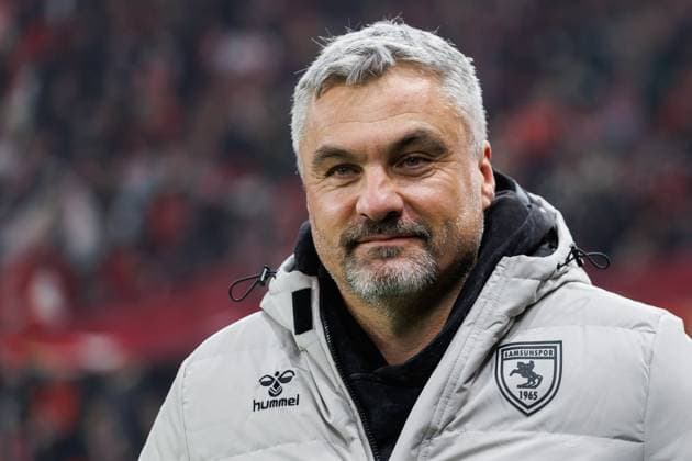 Thomas Reis Coach Samsunspor , FSV Mainz 05 vs Samsunspor, Football, Conference League, Matchday 6, Season 2025 2026, 18 12 2025 DFB regulations prohibit any use of photographs as image sequences and or quasi video FSV Mainz 05 vs Samsunspor, Football, Conference League, Matchday 6, Season 2025 2026, 18 12 2025 Copyright: xEibner-Pressefoto AlexanderxNeisx EP_ANS