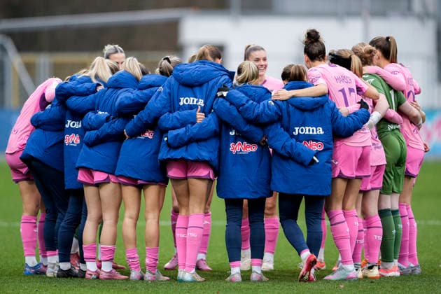 Players of TSG 1899 Hoffenheim, swear in with a team circle before kick-off, circle, team circle, concentration, camaraderie, speech, motivation, 20 12 2025, Sinsheim Hoffenheim Germany , Football, Google Pixel Women Bundesliga, TSG 1899 Hoffenheim FC Carl Zeiss Jena, DFB DFL REGULATIONS PROHIBIT ANY USE OF PHOTOGRAPHS AS IMAGE SEQUENCES AND OR QUASI VIDEO xozx