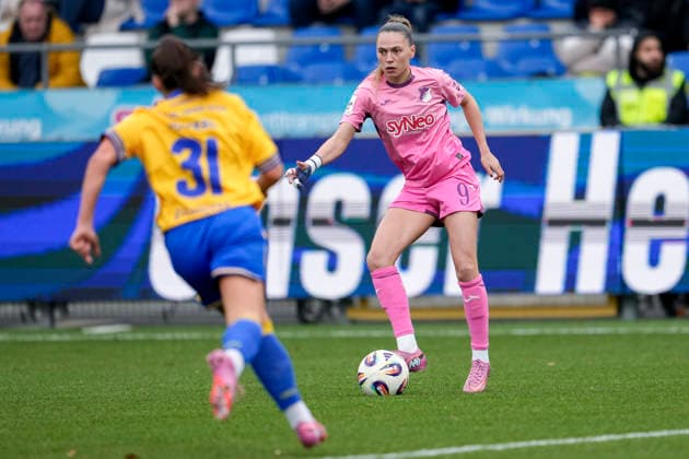 v li Nelly Juckel Jena, 31 , Jill Janssens TSG, 9 , duel, duel, tackle, tackling, dynamics, action, action, 20 12 2025, Sinsheim Hoffenheim Germany , Football, Google Pixel Women Bundesliga, TSG 1899 Hoffenheim FC Carl Zeiss Jena, DFB DFL REGULATIONS PROHIBIT ANY USE OF PHOTOGRAPHS AS IMAGE SEQUENCES AND OR QUASI VIDEO xozx